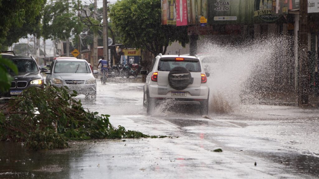 Imagem Ilustrando a Notícia: Em meio a alta temperatura, chuva surpreende bairros de Goiânia