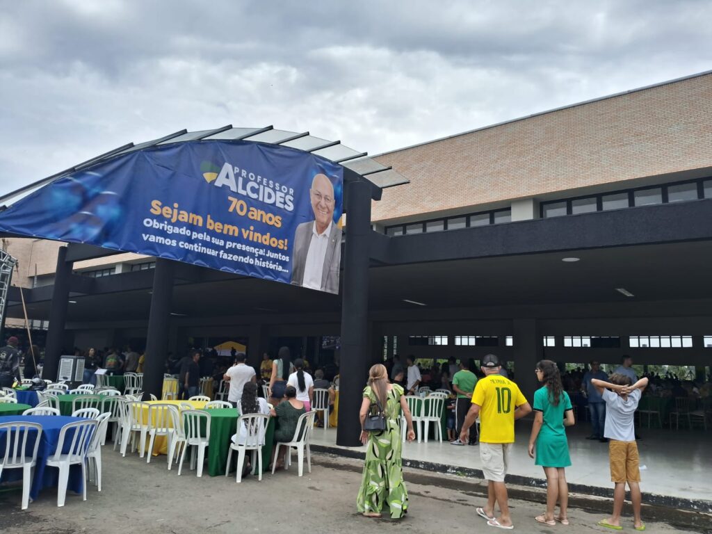 Imagem Ilustrando a Notícia: Professor Alcides celebra 70 anos ao lado de Bolsonaro em evento em Aparecida