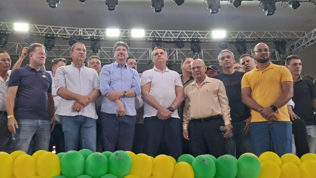 Imagem Ilustrando a Notícia: Bolsonaro surge como trunfo para a disputa em Aparecida