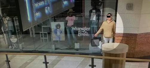 Imagem Ilustrando a Notícia: Disfarce perfeito? Ladrão finge ser manequim de loja para furtar centro comercial na Polônia