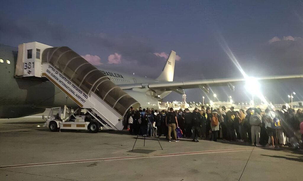 Imagem Ilustrando a Notícia: Mais um avião com brasileiros repatriados de Israel chega ao Brasil