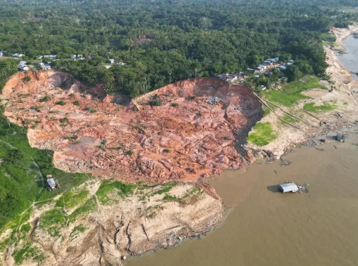 Imagem Ilustrando a Notícia: Vila com mais de 40 casas no Amazonas “desaparece” após erosão