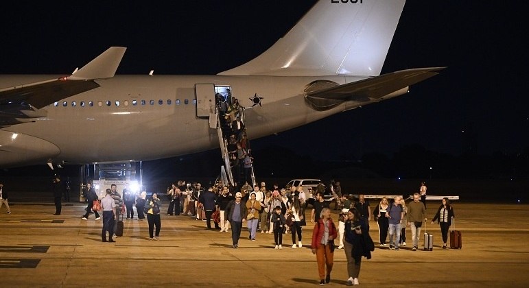 Imagem Ilustrando a Notícia: Avião da FAB traz 211 brasileiros de Israel de volta ao Brasil
