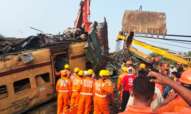 Imagem Ilustrando a Notícia: Colisão de trens na Índia deixa ao menos 13 pessoas mortas 