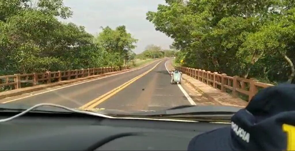 Imagem Ilustrando a Notícia: Homem é resgatado após percorrer 21 km de cadeira de rodas pela BR-452, em Goiás
