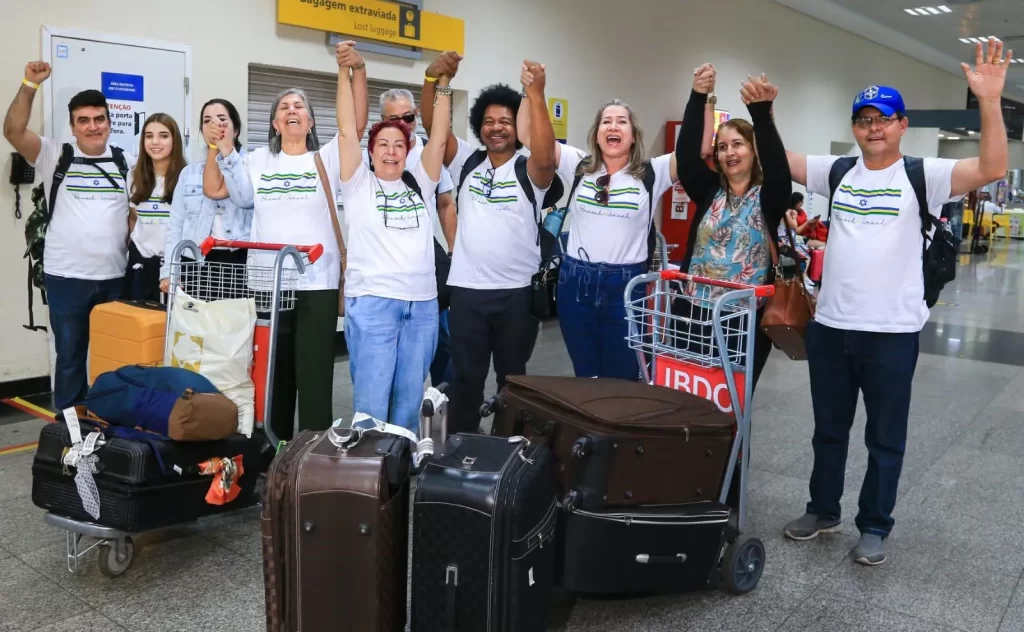 Imagem Ilustrando a Notícia: Grupo de goianos resgatados em Israel chega a Goiás