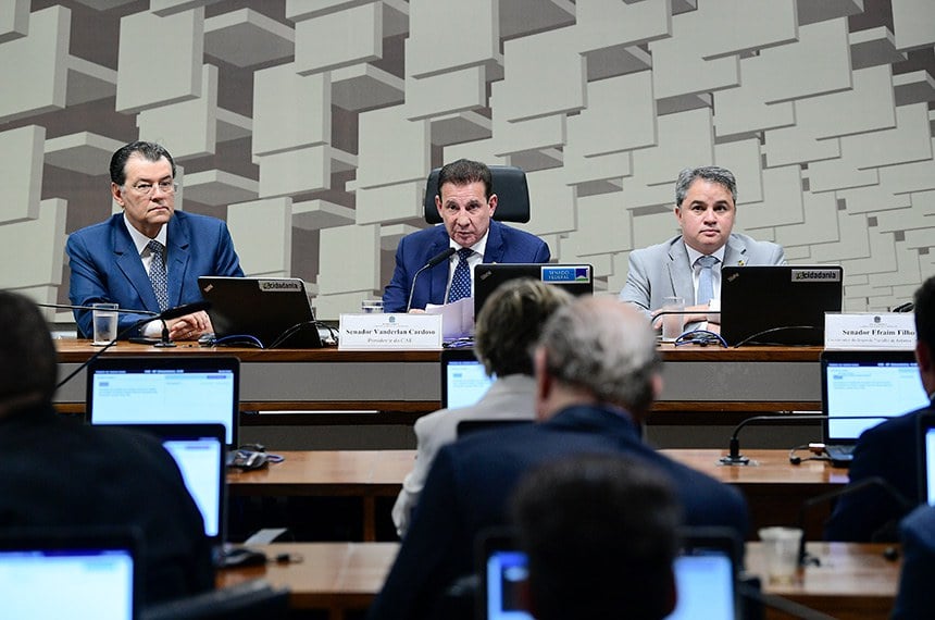 Imagem Ilustrando a Notícia: Reforma tributária: grupo de trabalho da CAE entrega sugestões ao relator