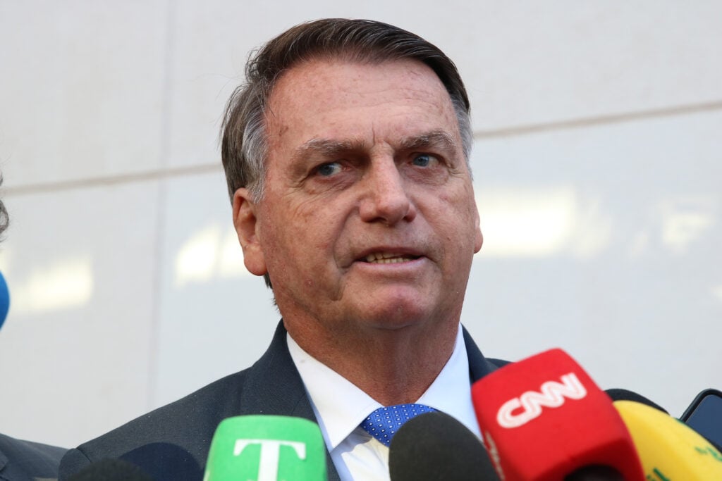 Imagem Ilustrando a Notícia: TSE tem 2 votos para condenar Bolsonaro; sessão será retomada na terça