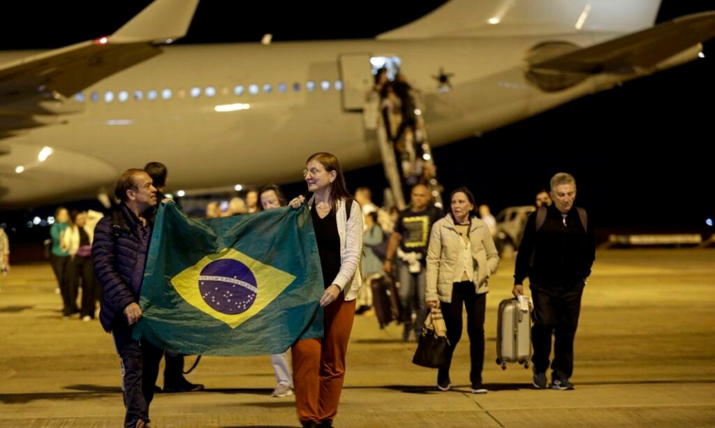 Imagem Ilustrando a Notícia: Repatriados manifestam alívio ao pisar em solo brasileiro