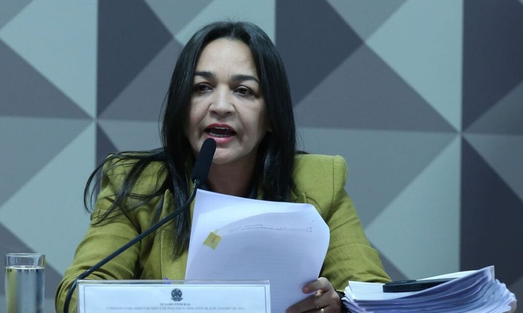 Imagem Ilustrando a Notícia: Relatora pede indiciamento de Bolsonaro e mais 60 golpistas