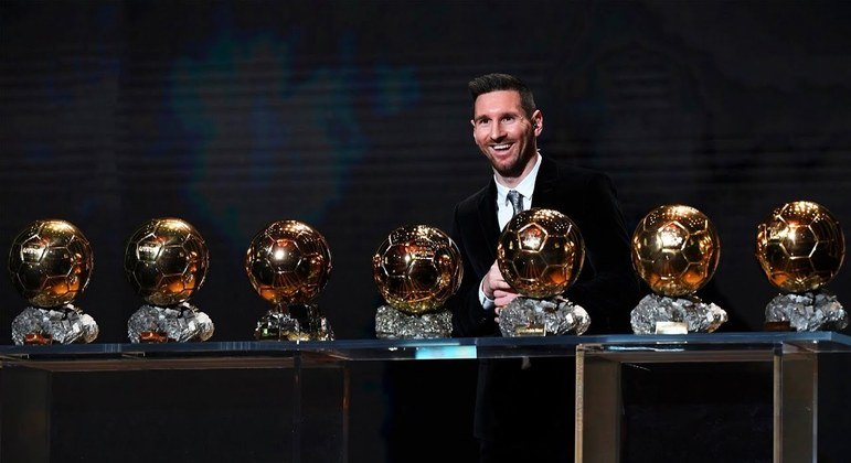 Imagem Ilustrando a Notícia: Messi ganha oitava Bola de Ouro, Vinicius Jr. fica em sexto lugar