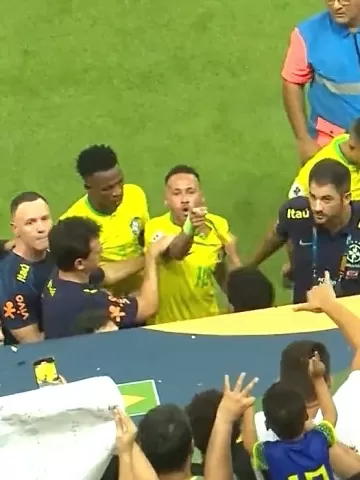 Imagem Ilustrando a Notícia: Vídeo: Torcedor do Brasil joga pipoca em Neymar após empate com a Venezuela