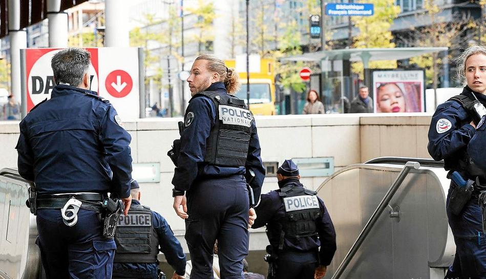 Imagem Ilustrando a Notícia: Polícia francesa abre fogo contra mulher que vestia roupas islâmicas no metrô de Paris