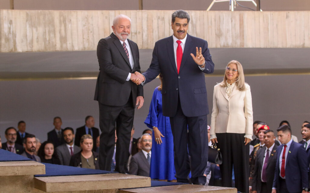 Imagem Ilustrando a Notícia: Lula e Maduro conversam sobre eleições na Venezuela