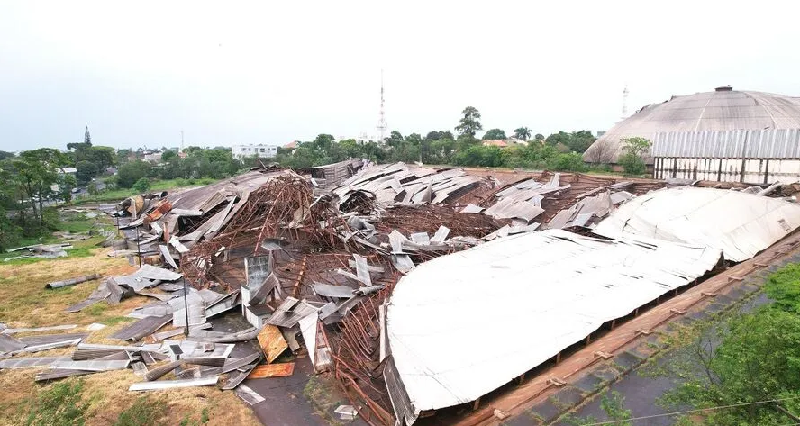 Imagem Ilustrando a Notícia: Tornado causa destruição em Cascavel, no Paraná