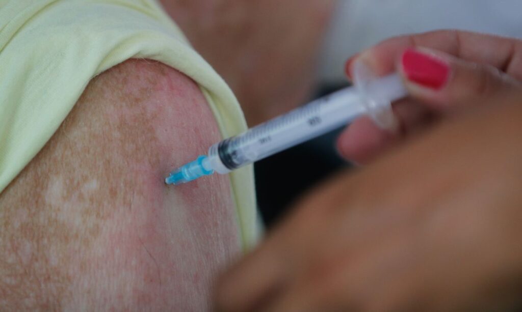 Imagem Ilustrando a Notícia: Vacina contra covid será incluída no Programa Nacional de Imunizações