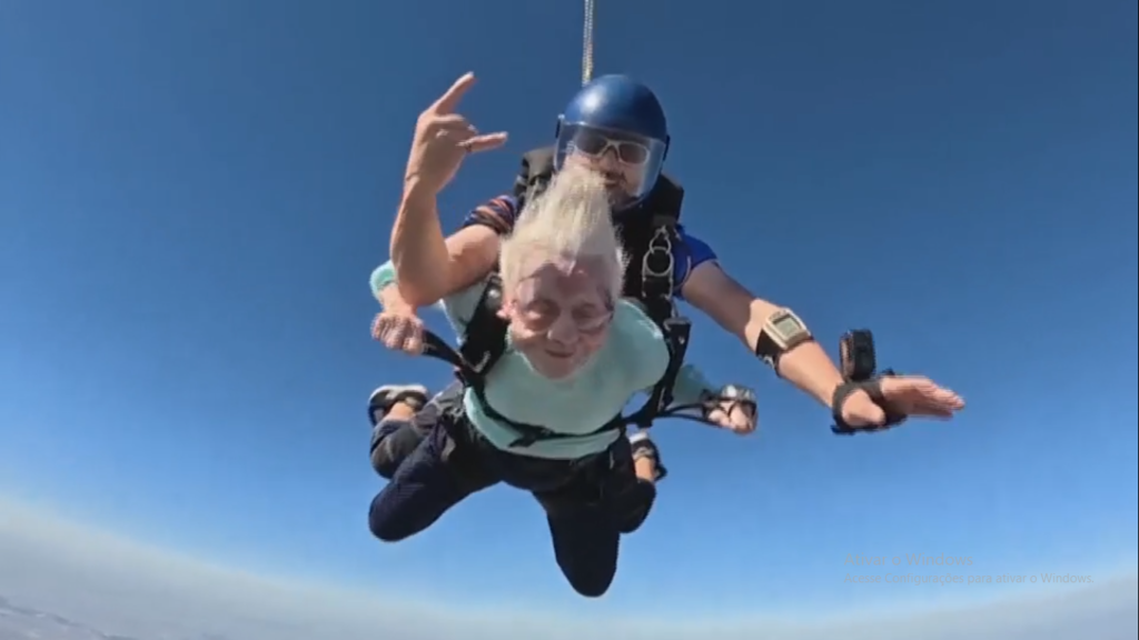 Imagem Ilustrando a Notícia: Vovó radical de 104 anos salta de paraquedas e bate recorde