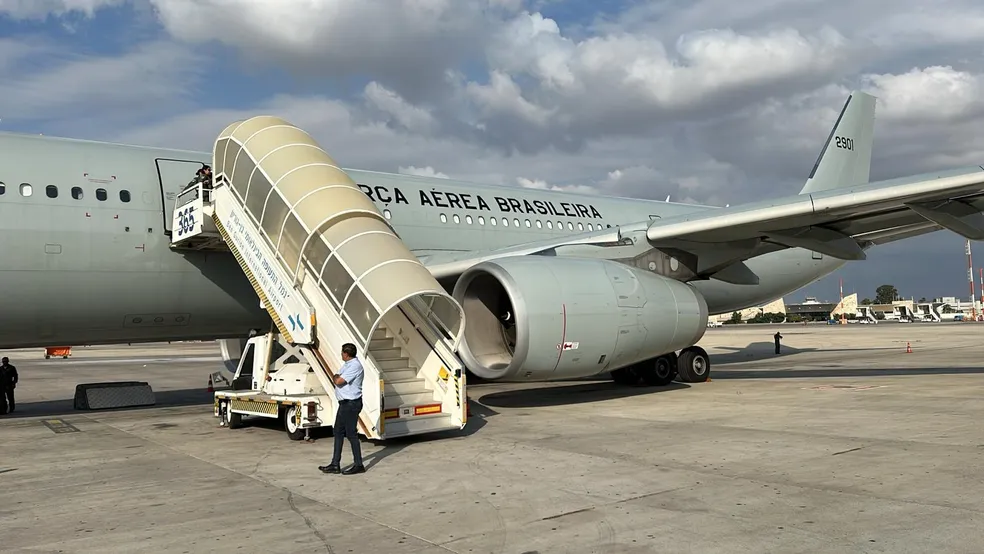 Imagem Ilustrando a Notícia: Primeiro avião para resgatar brasileiros chega em Israel 