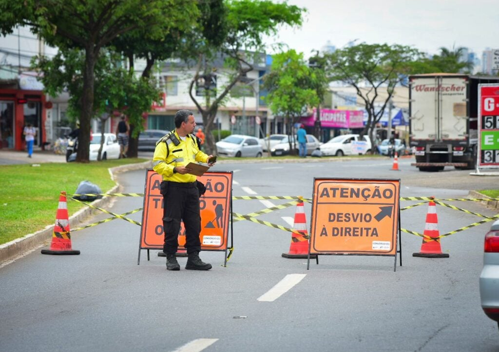 Imagem Ilustrando a Notícia: Prefeitura lança revitalização de 10 quilômetros de asfalto da avenida T-9