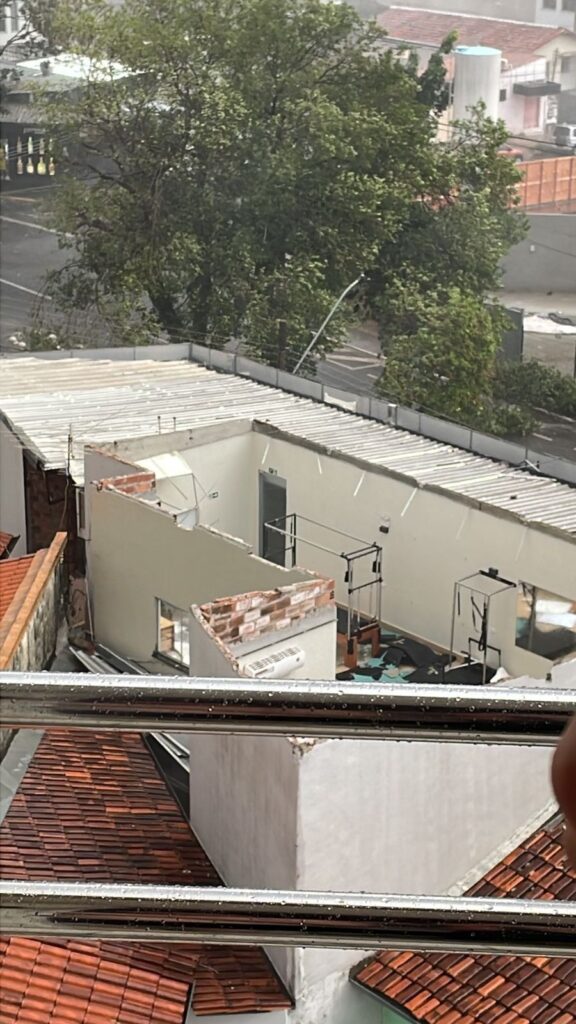 Imagem Ilustrando a Notícia: Vendaval e chuva arrancam teto de estabelecimento em Goiânia