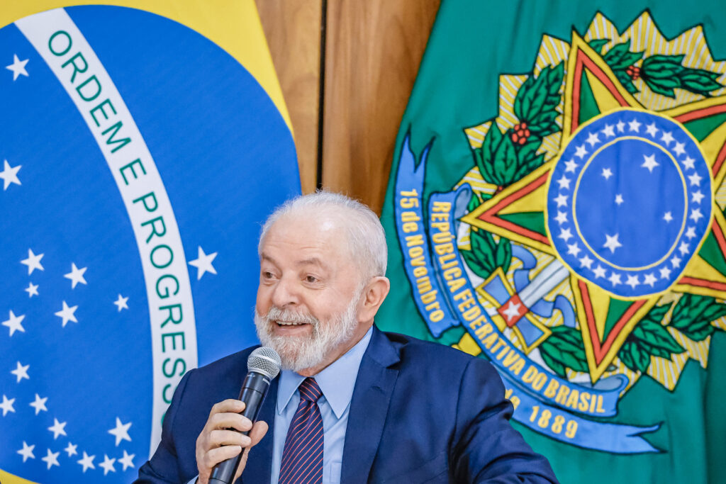 Imagem Ilustrando a Notícia: Lula sanciona lei para retomada de mais de 11 mil obras inacabadas