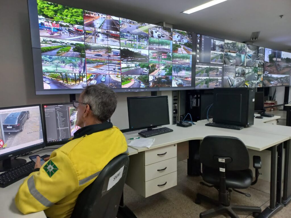 Imagem Ilustrando a Notícia: Centro de Controle Integrado da Prefeitura inibe ações criminosas e aumenta segurança em Goiânia