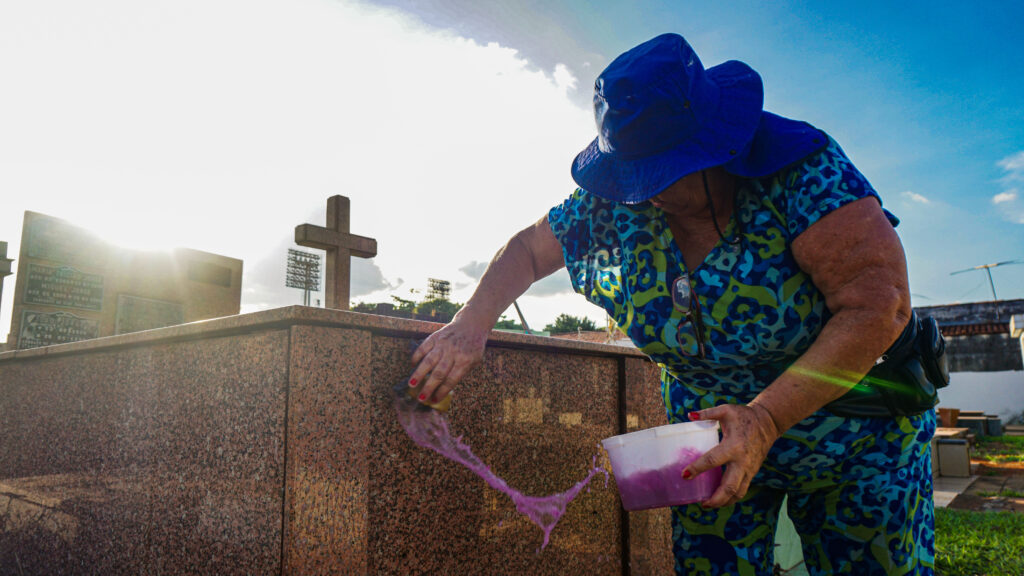 Imagem Ilustrando a Notícia: A mulher que há 35 anos limpa túmulos no Cemitério Santana