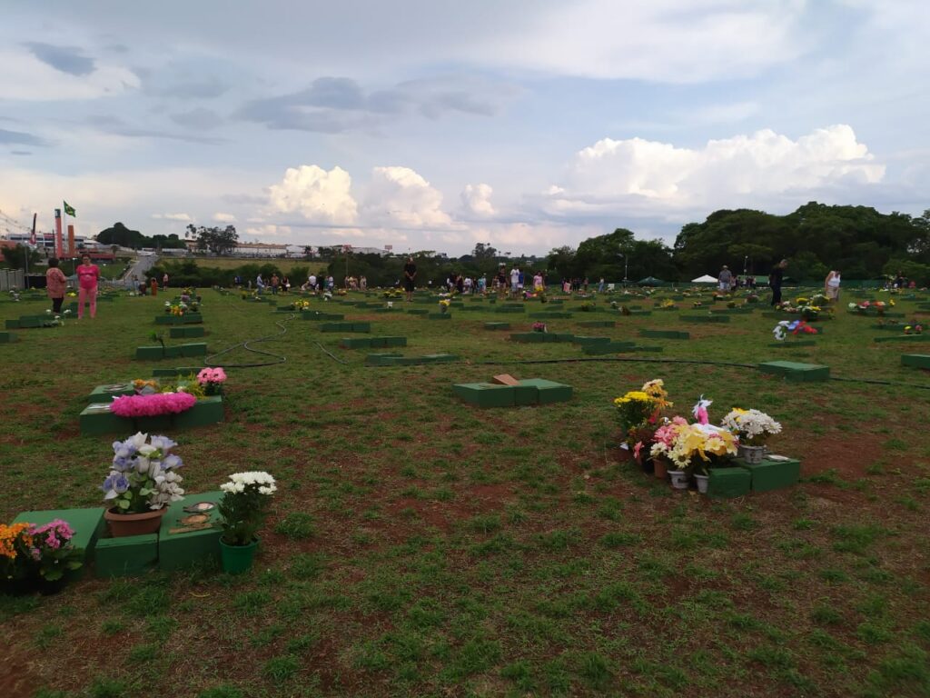 Imagem Ilustrando a Notícia: Cemitérios de Goiânia registram visitas de familiares e fãs