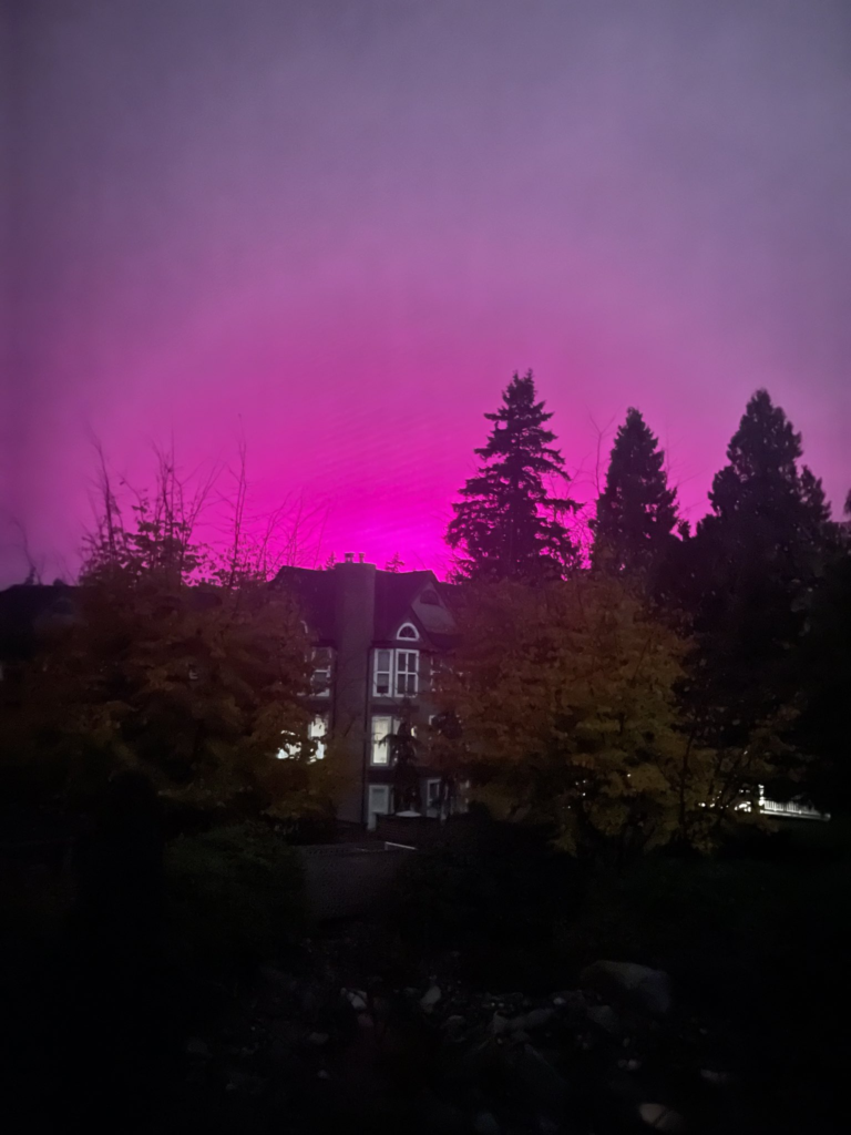 Imagem Ilustrando a Notícia: Não é chá revelação: motivo do céu de Vancouver aparecer rosado é pior do que a polícia imaginou