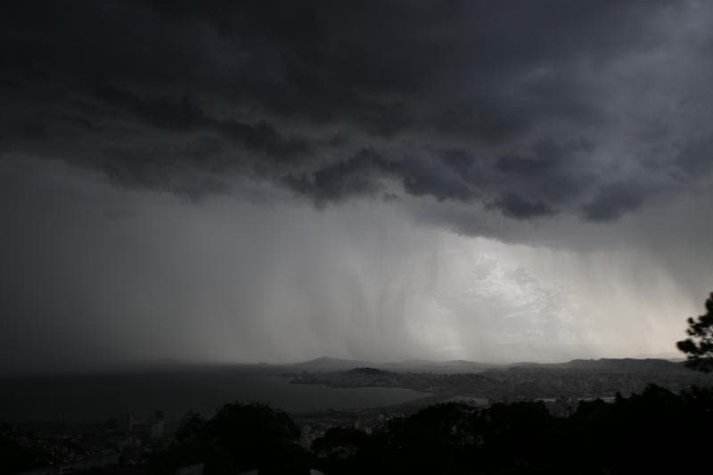 Imagem Ilustrando a Notícia: Goiás tem alerta de tempestades com queda de granizo e ventos de até 100 km/h