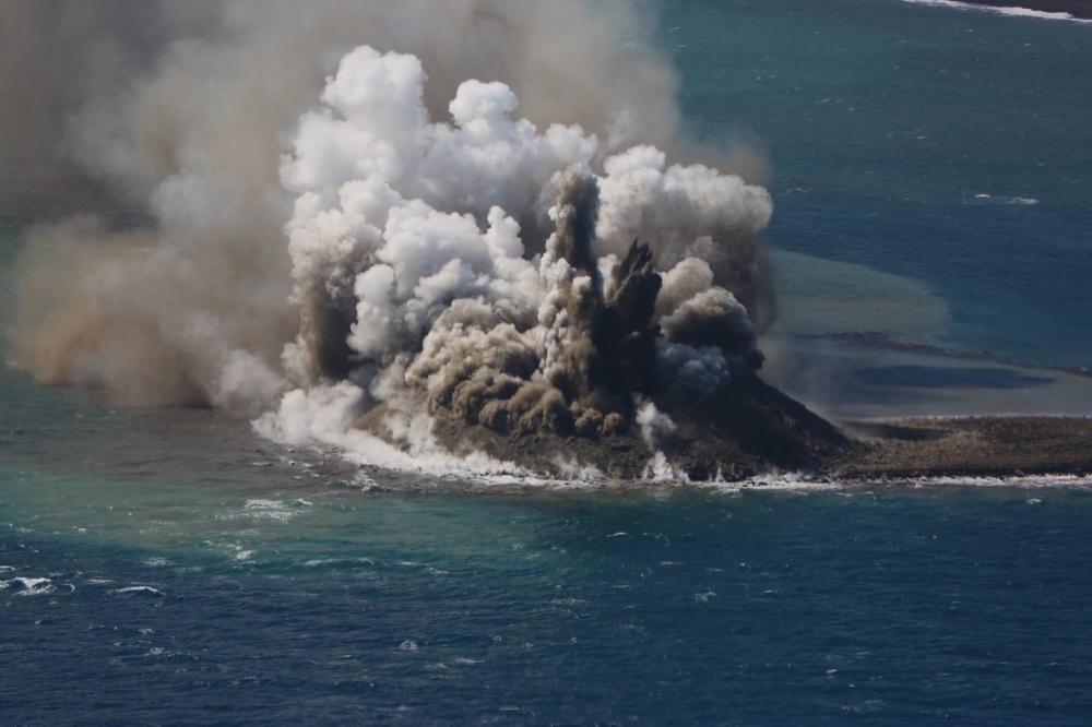 Imagem Ilustrando a Notícia: Vulcão submarino forma nova ilha no Japão; veja vídeo
