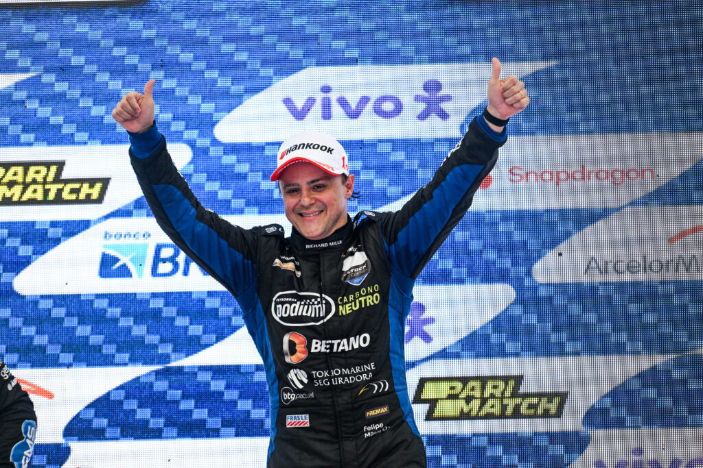 Imagem Ilustrando a Notícia: Felipe Massa vence pela primeira vez em etapa que define finalistas da Stock Car