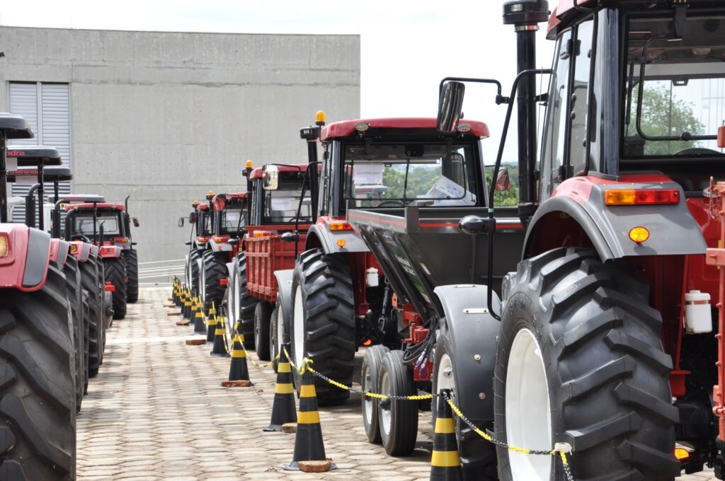 Imagem Ilustrando a Notícia: Governo de Goiás entrega máquinas agrícolas a 22 prefeituras