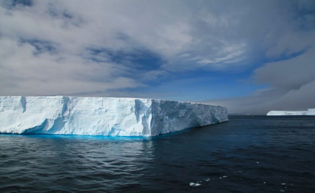 Imagem Ilustrando a Notícia: Iceberg maior que a cidade de São Paulo pode colocar espécies em risco