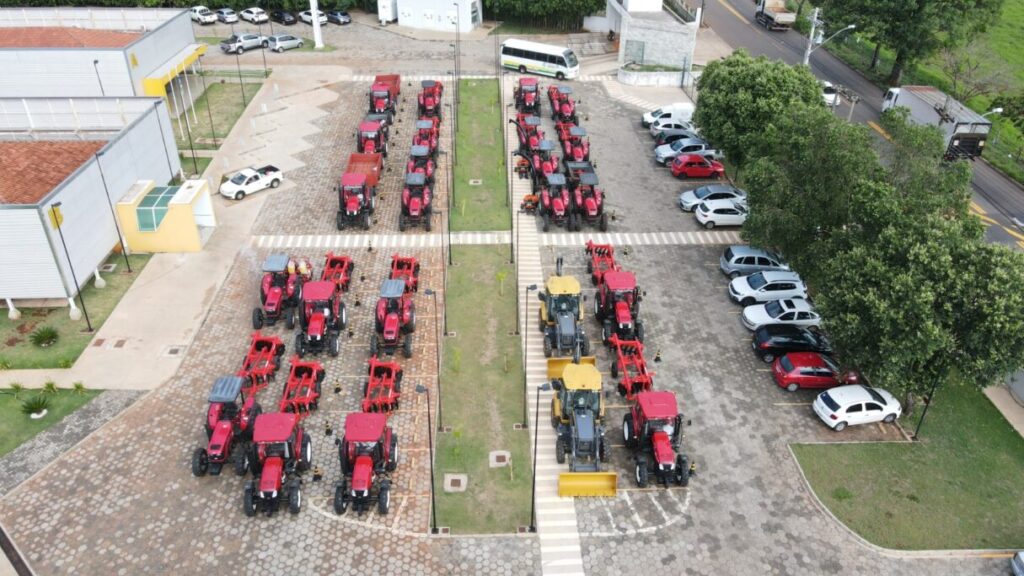 Imagem Ilustrando a Notícia: Entrega de máquinas e equipamentos agrícolas beneficia municípios goianos