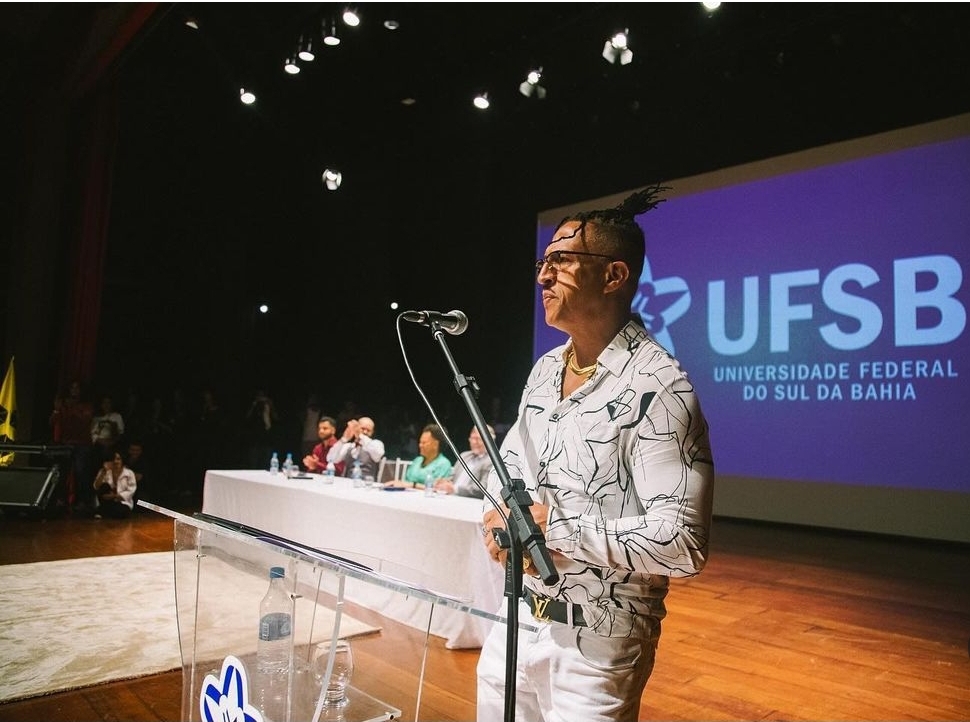 Imagem Ilustrando a Notícia: Mano Brown recebe título de “doutor honoris causa” pela UFSB em cerimônia na Bahia