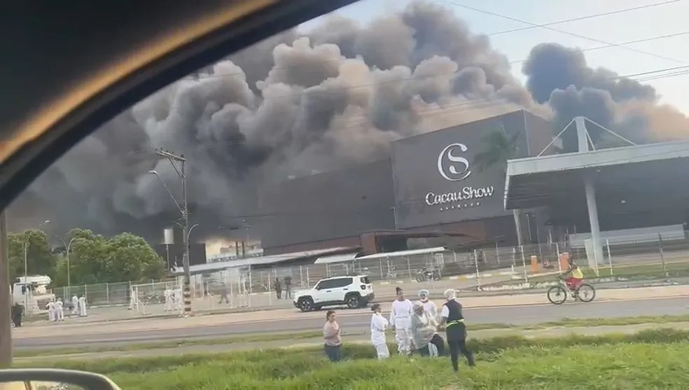 Imagem Ilustrando a Notícia: Incêndio de grande proporção atinge fábrica da Cacau Show em Linhares, no Espírito Santo