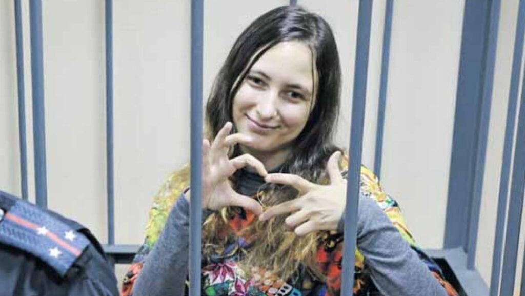 Imagem Ilustrando a Notícia: Artista russa é condenada a 7 anos de prisão por pregar adesivos contra a guerra em prateleira de mercado
