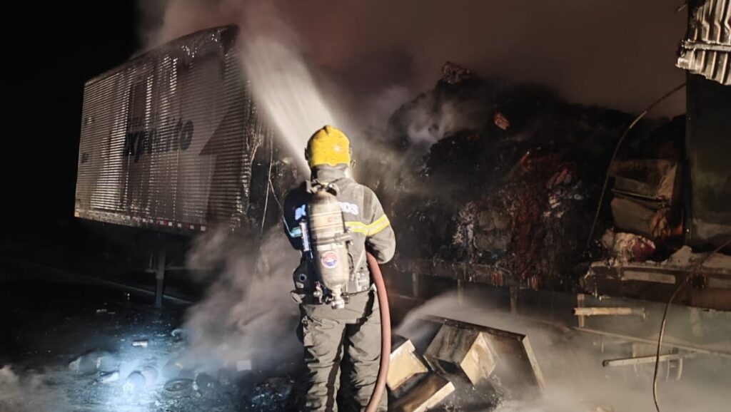 Imagem Ilustrando a Notícia: Caminhão baú carregado pega fogo na GO-080, em Goiânia