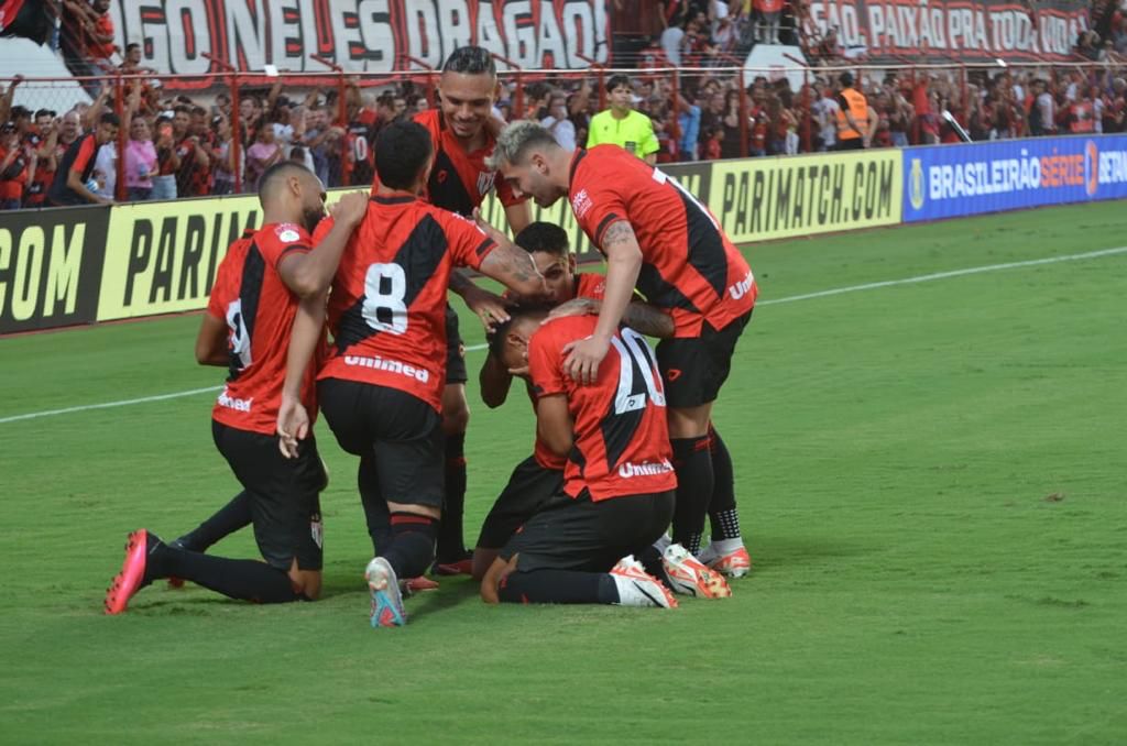 Imagem Ilustrando a Notícia: De volta à Série A! Atlético-Go venceu Guarani por 3 a 0 e garante acesso