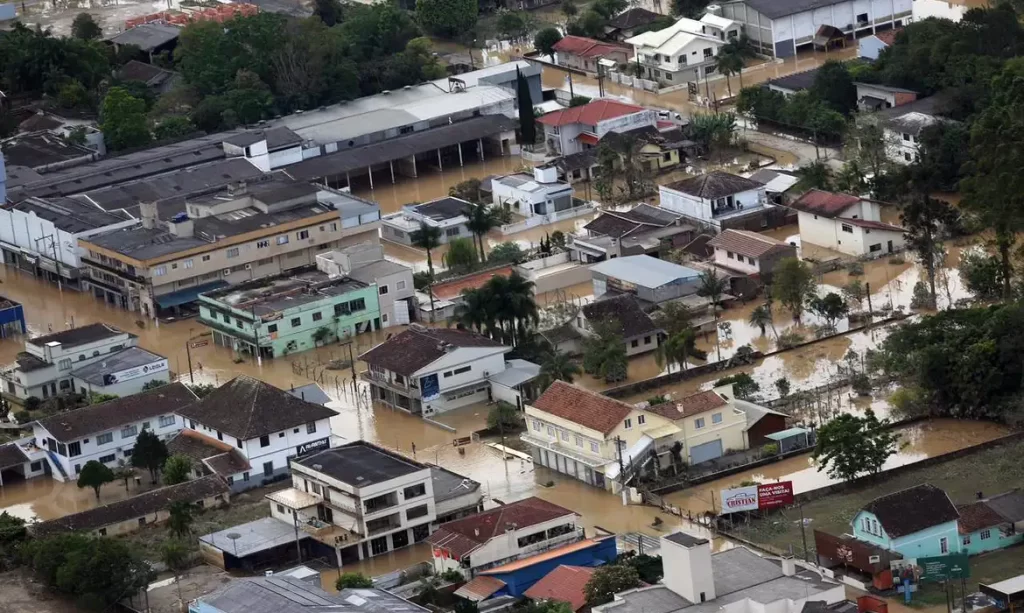 Imagem Ilustrando a Notícia: Comitiva federal visita áreas afetadas pelas chuvas em Santa Catarina