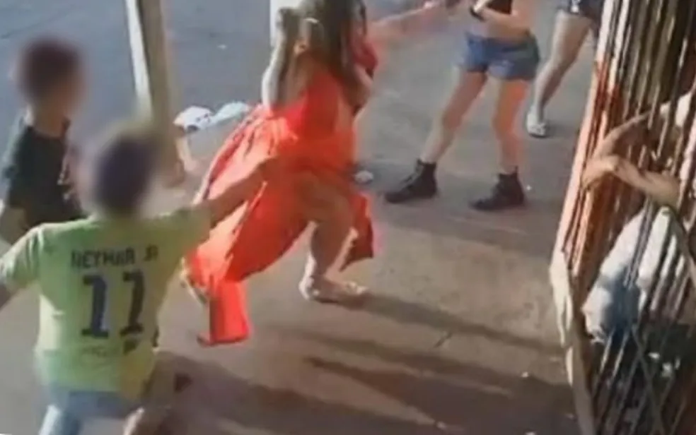 Imagem Ilustrando a Notícia: Garota de programa mata rival com um golpe de garrafa no pescoço, em Acreúna