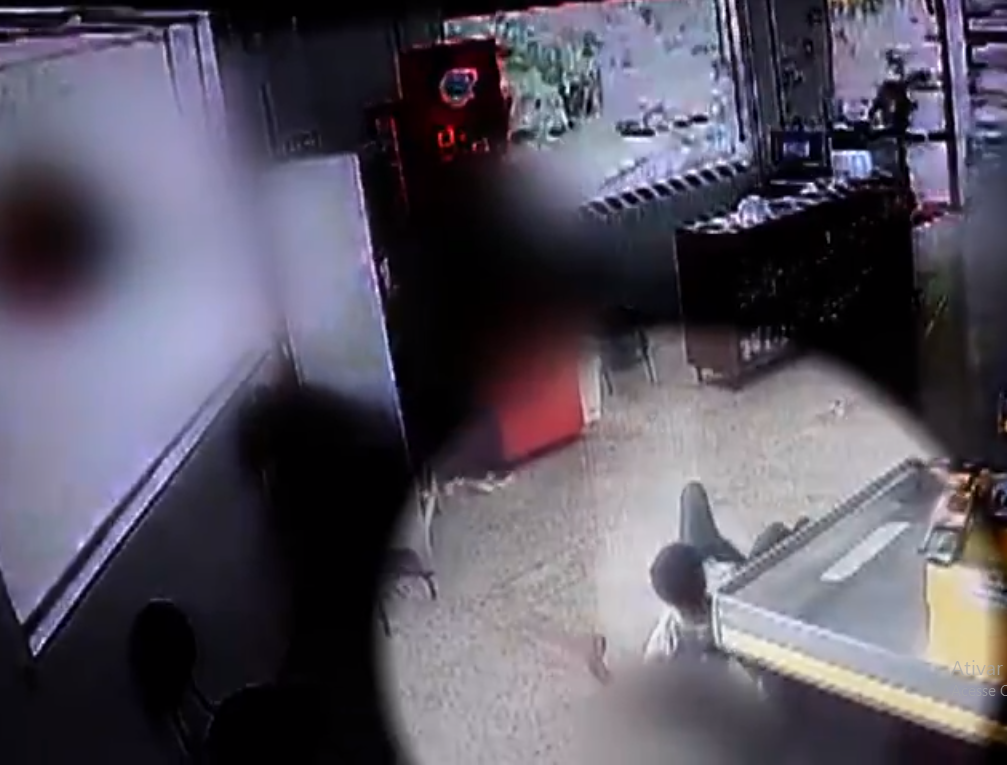 Imagem Ilustrando a Notícia: Homem em situação de rua tenta matar a facadas gerente de supermercado em Goiânia