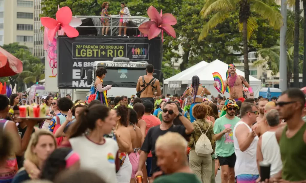 Imagem Ilustrando a Notícia: Parada LGBTI+ ocupa orla de Copacabana