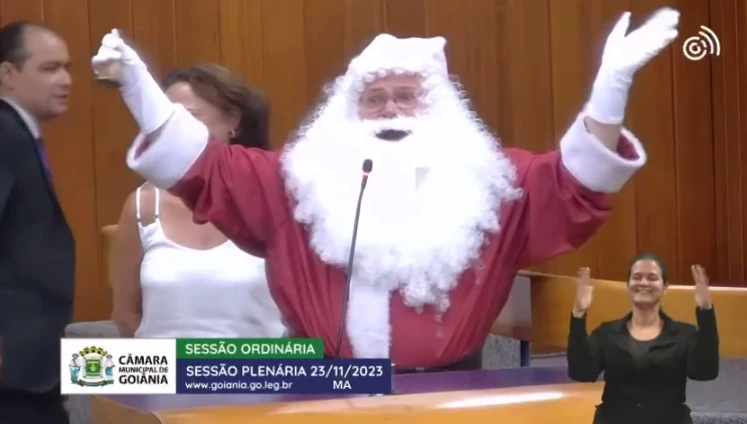 Imagem Ilustrando a Notícia: Papai Noel antecipa comemoração e grita “Vilaaaaa” em sessão na Câmara