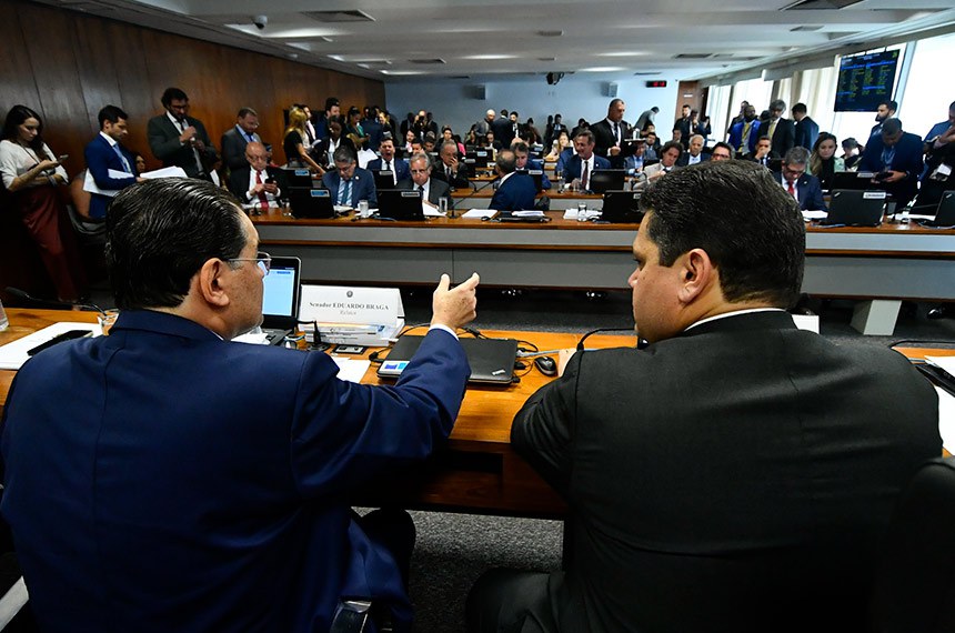 Imagem Ilustrando a Notícia: CCJ do Senado aprova Reforma Tributária; texto segue a Plenário