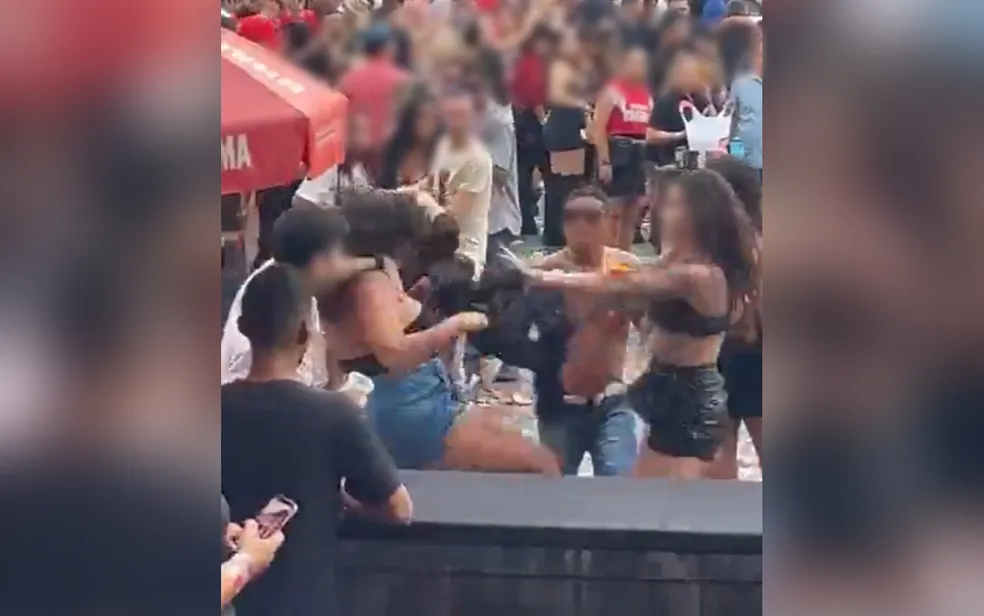 Imagem Ilustrando a Notícia: Mulheres brigam durante show de Claudia Leitte no Festival Caldas Country