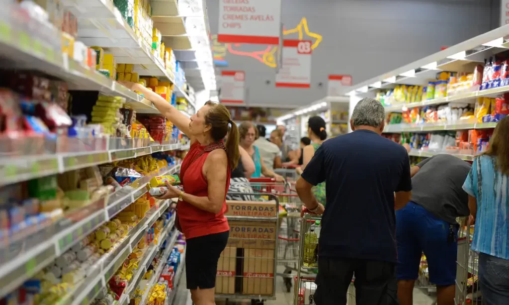 Imagem Ilustrando a Notícia: Preço de alimentos e juros contribuíram para frear inflação em 2023