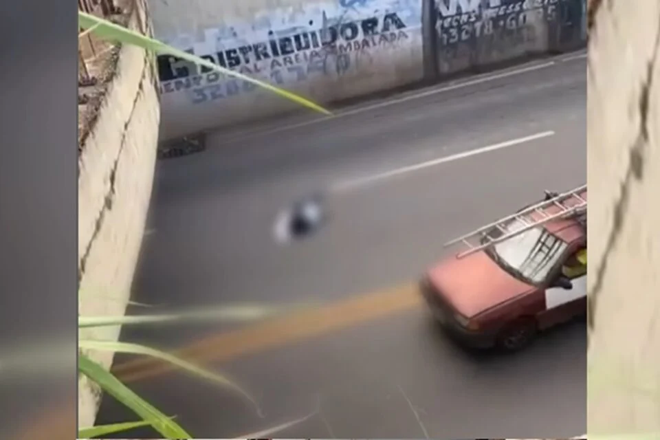 Imagem Ilustrando a Notícia: Homem morre ao ser arremessado de viaduto após briga em posto