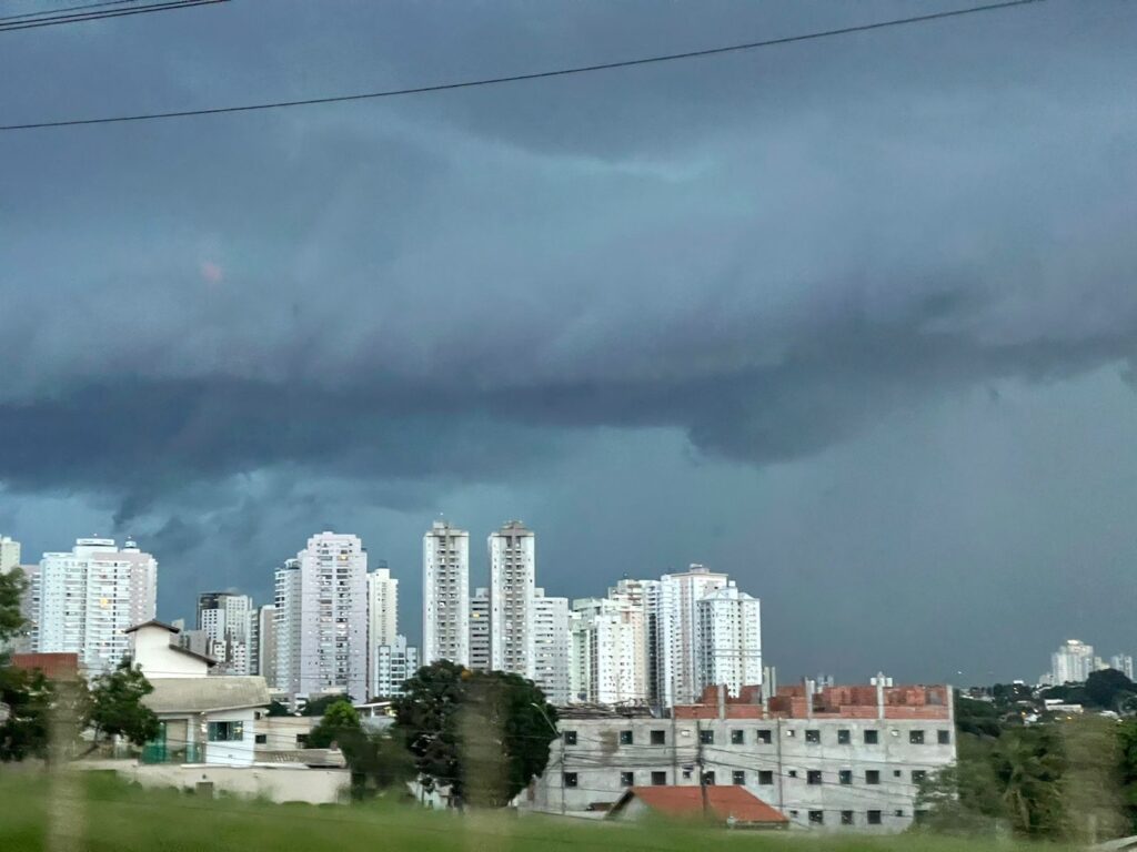 Imagem Ilustrando a Notícia: Frente Fria que avança no país deve causar tempestades em Goiás